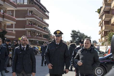 Latina Carabiniere Spara Alla Moglie Gravissima Poi Uccide Le Due