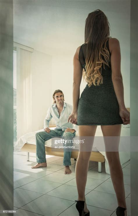 Caucasian Couple Anticipating Passion In Bedroom Stock Foto Getty Images