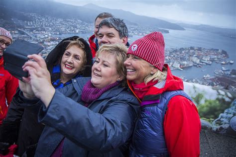 Drammen kommune har sett seg nødt til å ha plakater om fotoforbud i vaksinasjonssenteret, men åpner likevel for at man kan dele bilde. Norway Prime Minister Solberg is One of the Top World ...