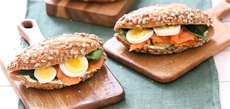 Broodje met zalm en ei