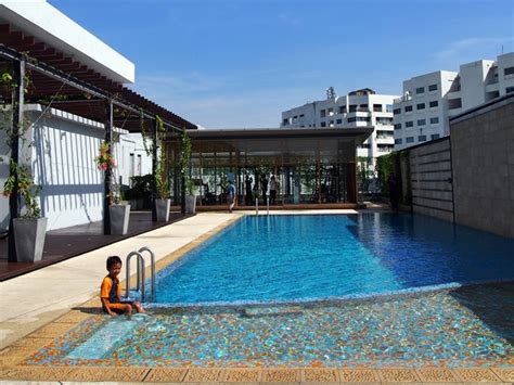 Planet of hotels akan menggembirakan anda dengan harga terendah dan tanpa caj perkhidmatan. Kolam renang Vivatel Hotel Kuala Lumpur! • catperku.com