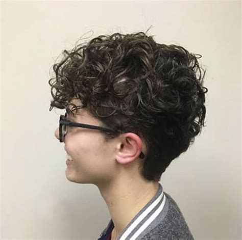 Pixie haircuts 2020 looks to be the most trendy short haircut in the world. 17+ Short Curly Hairstyles for Women ...