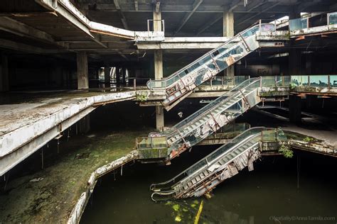 Abandoned Shopping Mall In Bangkok Amazing Aquarium With Thousands Of Fish