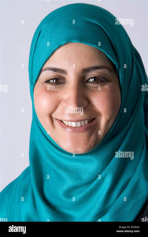 porträt einer glücklich arabisch muslimische frau mit einem schleier stockfotografie alamy