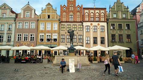 A proficient group of thieves rob a bank and hold claire, the assistant manager, hostage. Town Hall Market Square : Old Town Poznan | Visions of Travel