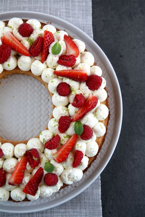 Per valorizzare il sapore unico di questa crema ho pensato di preparare un bellissima crostata moderna e abbinarla ad una gustosa e friabile frolla alle nocciole. Crostata con fragole, lamponi e crema al cioccolato bianco ...