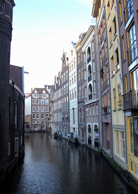 Kanaal En Huizen In Het Historische Hart Van De Stad Amsterdam