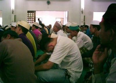 Bacaan sholat fardhu 5 waktu dan sunah lengkap dengan gerakannya, pengertian makalah artikel shalat yang benar, shalat fardhu, doa tata cara belajar salat. Hukum Tertidur Ketika Solat Dalam Islam - Kisah Dunia