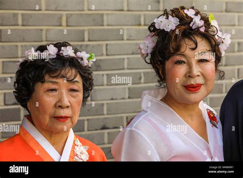 Atuendo Tradicional Coreano Fotografías E Imágenes De Alta Resolución