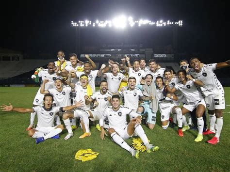 Botafogo, botafogo, campeão desde 1907 foste herói em cada jogo botafogo por isso é que tu és. Corinthians perde, Botafogo elimina Vasco e hoje tem Flu