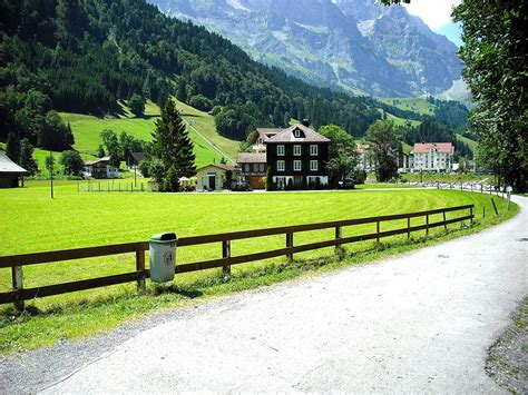 壁紙、1600x1200、スイス、道、住宅、lucerne Canton Of Schwyz、塀、アルプス山脈、都市、ダウンロード、写真