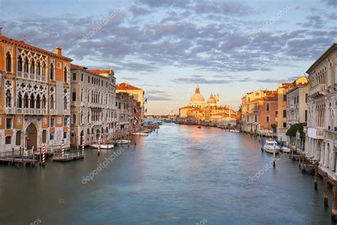 Gran Canal de Venecia con Basílica de Santa María de la Salud luz