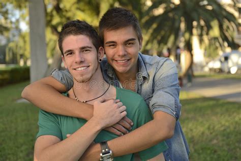 portret van gelukkig lesbisch paar omhelzen elkaar en glimlachen stock foto image of
