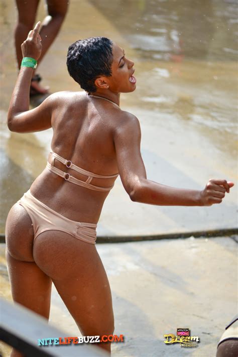 プールのアフリカの妻ヌード 女性の写真