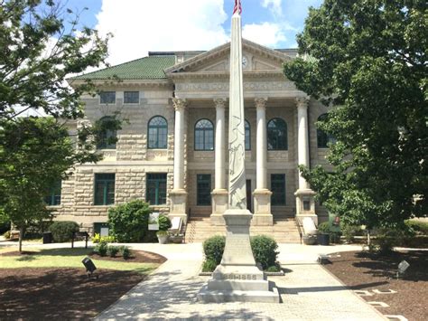 Elopement At The Historic Dekalb Courthouse