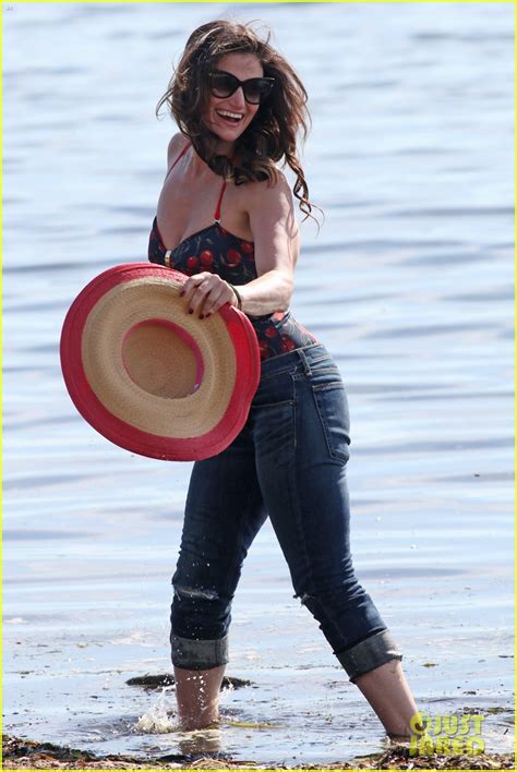 Idina Menzel Runs Along The Beach For Beaches Scene Photo Idina Menzel Photos