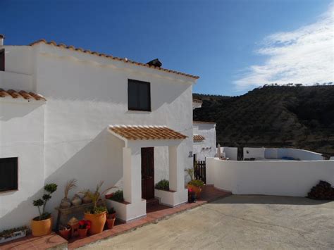 Piso de 3 dormitorios muy amplio y luminoso, con cocina independiente, suelos de parquet, muy cerca de ref. Alquiler granja en Huercal Overa, Andalucía con piscina ...