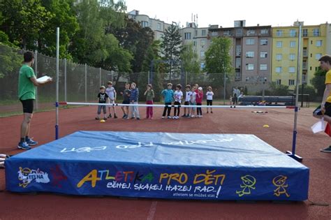 Starší bočný způsob skoku do výšky. Nově základy skoku do výšky pro děti - Atletika pro děti