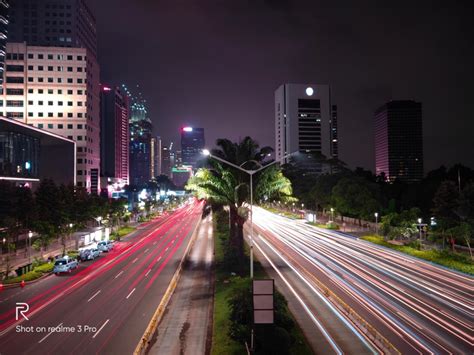 Ketenangan suasana malam begitu indah terasa dibawah sinar bulan dan bintang yang ada dilangit bumi. Indah Banget! 5 Foto Suasana Malam Jakarta dari realme 3 ...