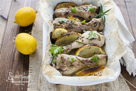 Lavate e asciugate il pollo e inserite all'interno un limone, precedentemente bucherellato con i rebbi di una forchetta. POLLO AL LIMONE AL FORNO succoso e con CROSTICINA croccante