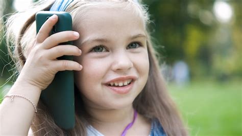 Niña Niño Feliz Hablando Por Teléfono Móvil En El Parque De Verano De