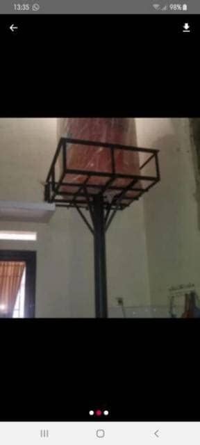 Warga yang melihat kejadian langsung melarikan keduanya ke rumah sakit. Rangka Tower Tandon Air