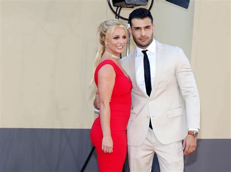 it s official britney spears and sam asghari are engaged