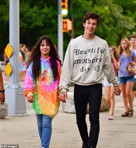 Erfahren sie mehr über camila cabello. Camila Cabello and Shawn Mendes hang out with his parents ...