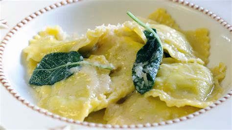 Raviolis De Espinacas Con Salsa De Queso Gurmé