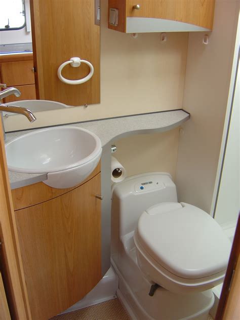 Catalogue d'accessoires et de rangement de salle de bain pour les camping cars et fourgons aménagés. Camping car Bavaria R69.: Bavaria vues salle de bain.