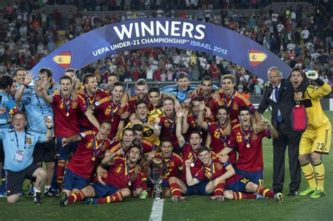 Alemania y españa tiene nuevas camisetas. Selección de España: Así se fabrica un internacional en ...