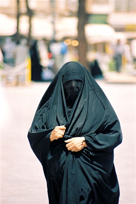 Örneğin kabil de hakim renk mavi iken, maymana ve mezar bölgesinde beyazdır. BURKA..... | Niqab muslimah, Muslimah, Nun dress