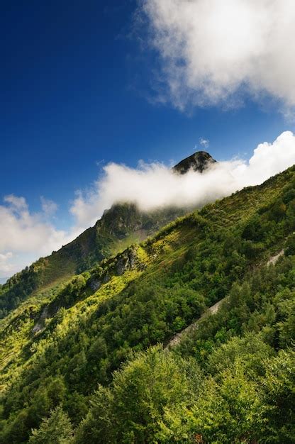 Nuvem Escondida Do Pico Da Montanha Foto Premium