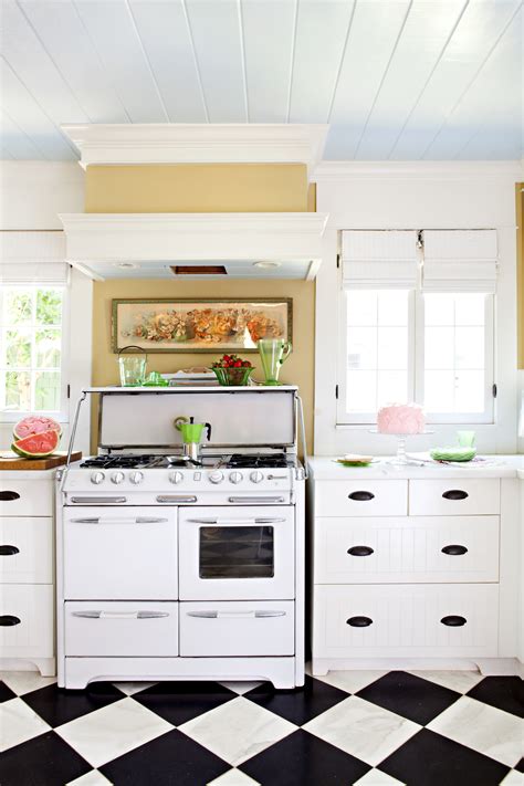 Vibrant colors, united with leading technology, challenges typical home this series features a retro refrigerator, dishwasher and other small kitchen appliances that come in a. 15 Retro Kitchen Appliances You'll Love - Cottage style ...