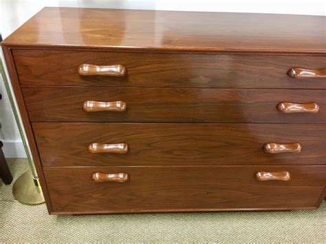 Well, i'm finally getting around to sharing the matching modern 5 drawer dresser…and it's a stunner! Danish Modern Bedroom Dresser Chest of Drawers For Sale at ...