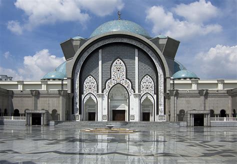 Daerah yang ditadbir terus oleh kerajaan persekutuan ialah wilayah persekutuan, iaitu kuala lumpur, putrajaya, dan labuan. Masjid Wilayah In Kuala Lumpur Photograph by Zoe Ferrie