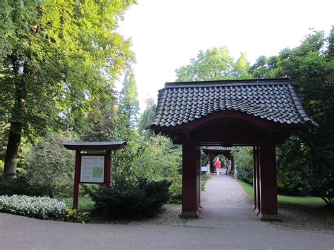 Zuerst 200 meter weiter südlich auf dem gebiet des heutigen hochhauses gelegen, wurde er in 1960 an seine heutige stelle verlegt. Der japanische Garten in Leverkusen