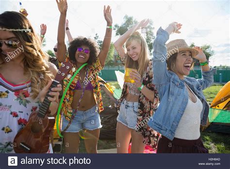 People Dancing To Music Hi Res Stock Photography And Images Alamy