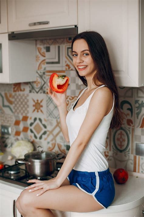 Bawi Si Dziewczyny W Kuchni Z Warzywami Obraz Stock Obraz złożonej z odżywczy tło