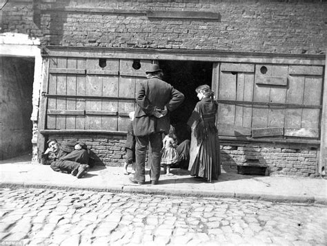 Rare And Fascinating Photographs Capture Everyday Street Scenes Of 19th