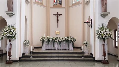 Merangkai bunga altar untuk dekorasi pernikahan. 20+ Inspirasi Model Dekorasi Altar Gereja - Meen on Llife
