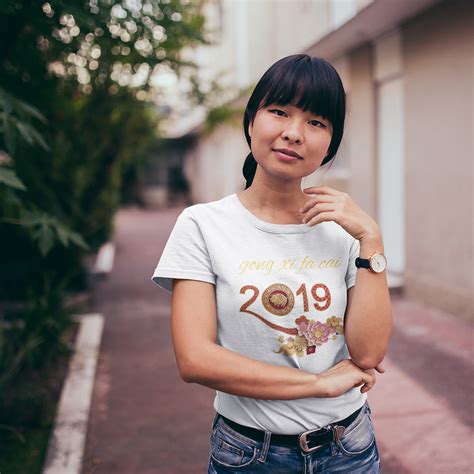 Episod ini bermula dengan kad tajuk di mana mei mei berkata nama saya mei mei. Gong Xi Fa Cai 2019 T-Shirt Unisex - TeeMagix