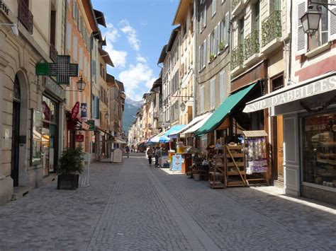 Travel guide resource for your visit to barcelonnette. Photo à Barcelonnette (04400) : Rue Manuel - Barcelonnette ...