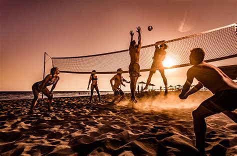 Gran Grupo De Amigos Jugando Al Voleibol De Playa Al Atardecer Foto De