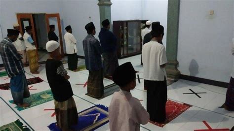 Sholat tarawih memang memiliki jumlah rakaat yang lebih banyak jika dibandingkan dengan kedua, melakukan sholat tarawih dengan rakaat lebih banyak yaitu berjumlah 20 rakaat dan juga melaksanakan sholat witir sebanyak 3 rakaat. Niat dan Tata Cara Shalat Tarawih 11 dan 23 Rakaat di ...