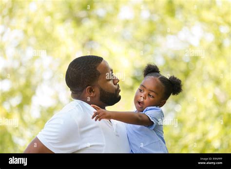 La Crianza De Los Hijos Y El Padre Afroamericano Hablando Con Su Hija