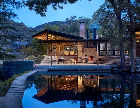 Lake Flato Designs Hill Country House Thats All About The Outdoors
