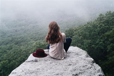 無料画像 自然 森林 岩 荒野 歩く 女の子 女性 霧 ハイキング 太陽光 丘 冒険 山脈 休暇 崖 座っている リッジ サミット 木 山岳地形