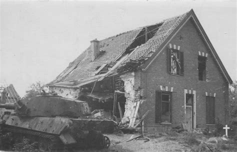 Немецкий танк Королевский тигр подбитый во время освобождения