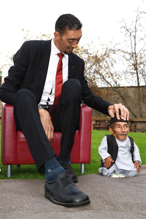 Worlds Tallest Man Poses With Worlds Shortest Man Photos Guinness